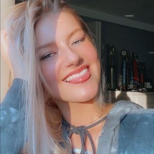 Meet your Posher, Abbey